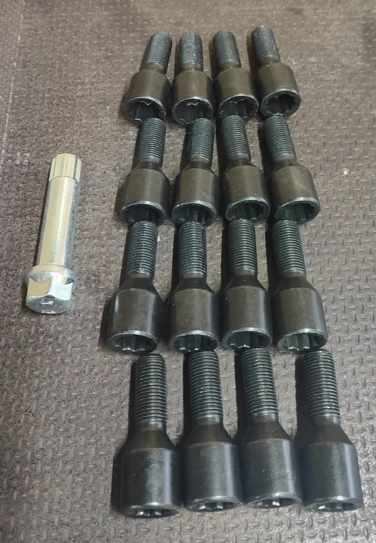 Abarth 500 / 595 Wheel Bolt Kit 1